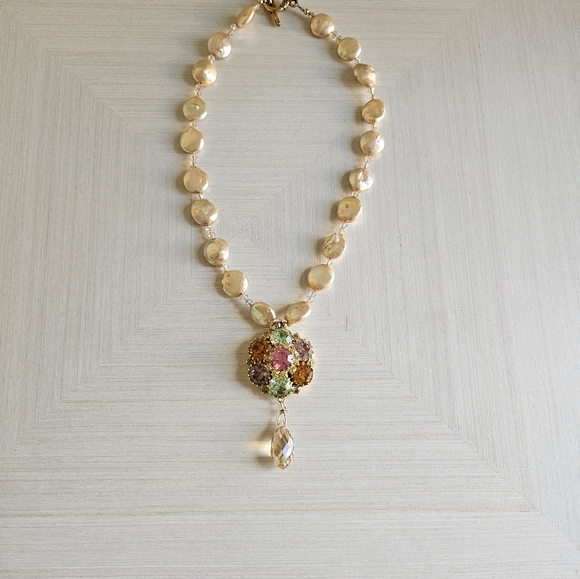 Costume jewelry pearlized necklace with multicolored amulet - Picture 4 of 4